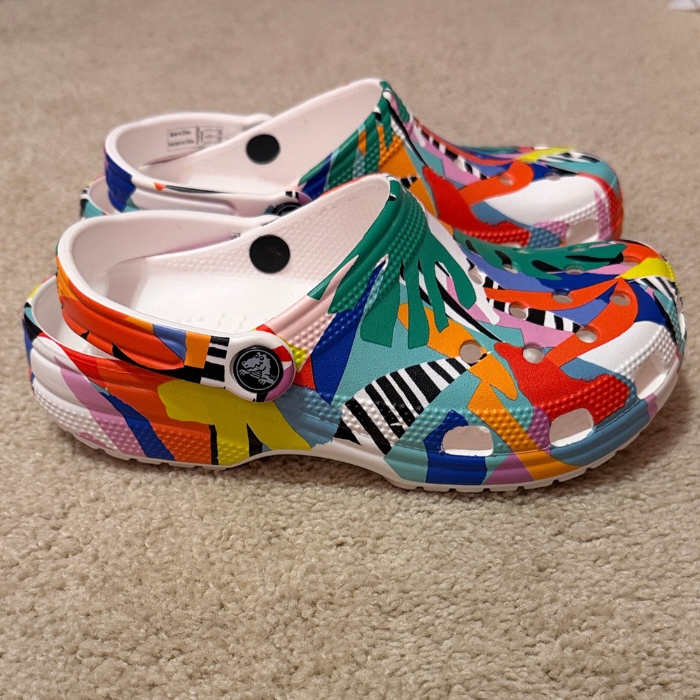 CROCS M4/6 Multicolor Graphic Clogs - Picture 5 of 7